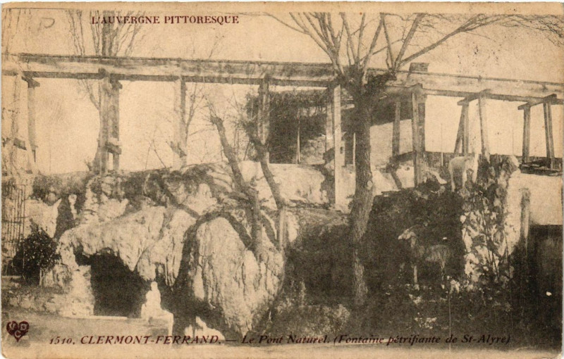 Carte postale ancienne Clermont-Ferrand Le Pont naturel. Fontaine petrifiante de St-Alyre à Clermont-Ferrand