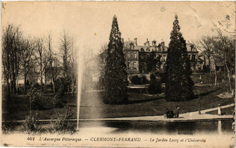 Carte postale ancienne Clermont-Ferrand Le Jardin Lecoq et l'Universite à Clermont-Ferrand