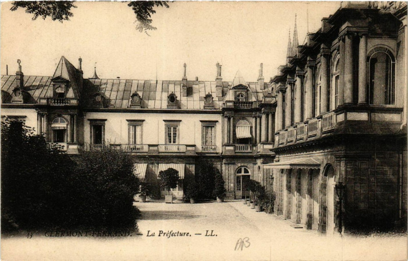 Carte postale ancienne Clermont-Ferrand La Prefecture à Clermont-Ferrand