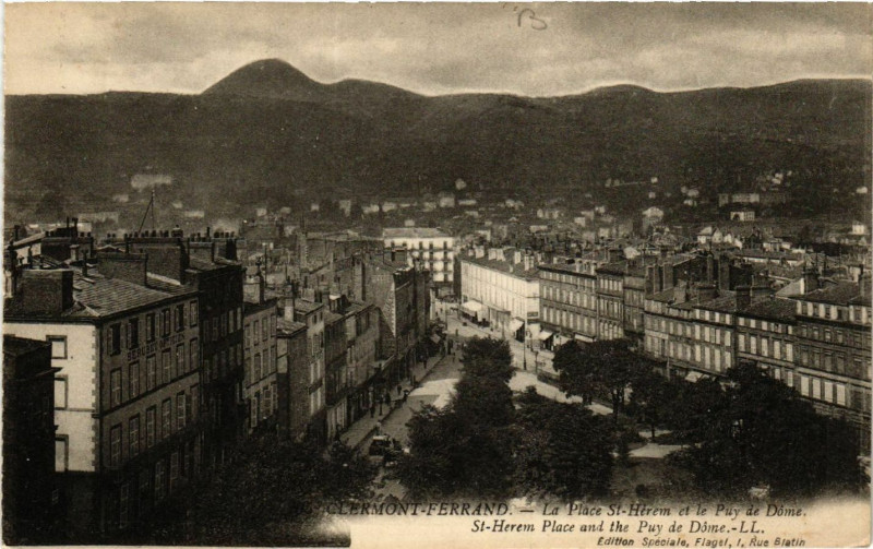 Carte postale ancienne Clermont-Ferrand La Place St-Herem et le Puy-de-Dome à Clermont-Ferrand