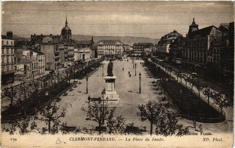 Carte postale ancienne Clermont-Ferrand La Place de Jaude à Clermont-Ferrand