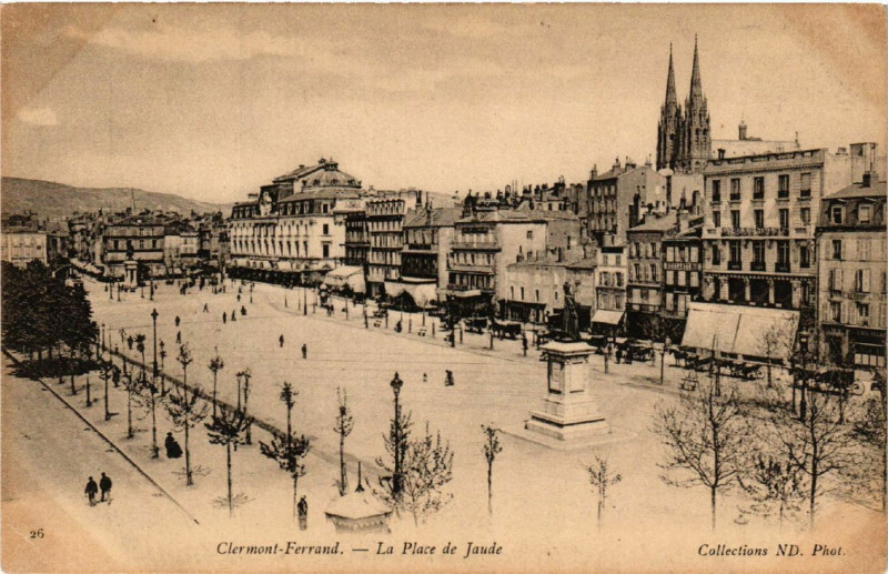 Carte postale ancienne Clermont-Ferrand La Place de Jaude à Clermont-Ferrand
