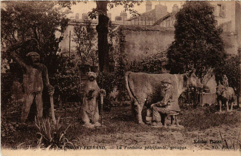 Carte postale ancienne Clermont-Ferrand La Fontaine Petrifiante groupes à Clermont-Ferrand