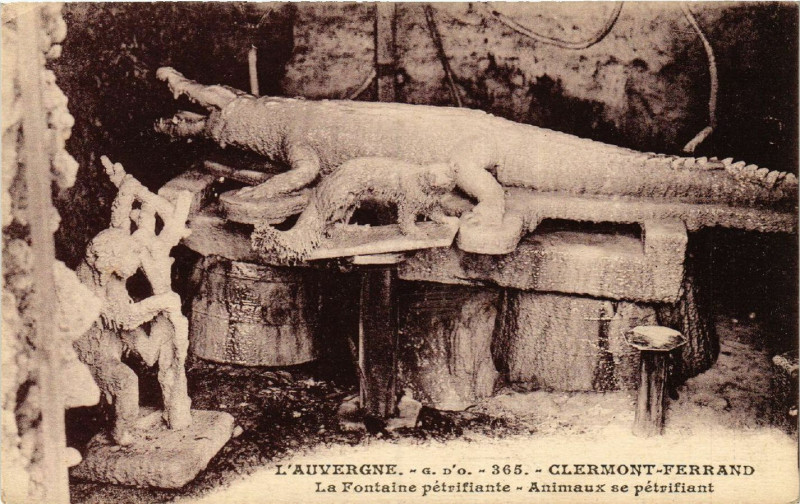 Carte postale ancienne Clermont-Ferrand La Fontaine Petrifiante Animaux se petrifiant à Clermont-Ferrand
