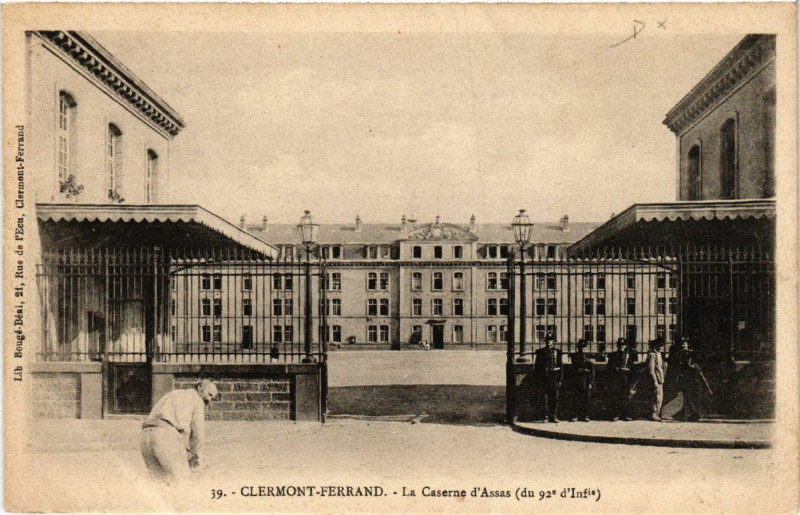 Carte postale ancienne Clermont-Ferrand La Caserne d'Assas du 92e d'Infanterie à Clermont-Ferrand