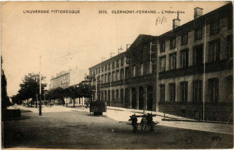 Carte postale ancienne Clermont-Ferrand l'Hotel-Dieu à Clermont-Ferrand