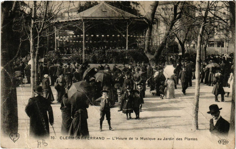 Carte postale ancienne Clermont-Ferrand L'Heure de la Musique au Jardin des Plantes à Clermont-Ferrand