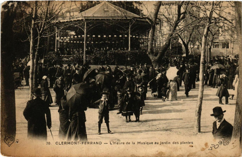 Carte postale ancienne Clermont-Ferrand L'Heure de la Musique au Jardin des Plantes à Clermont-Ferrand