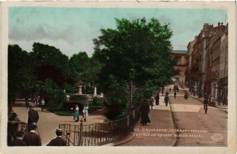 Carte postale ancienne Clermont-Ferrand L'Entrée du Square Balise Pascal à Clermont-Ferrand