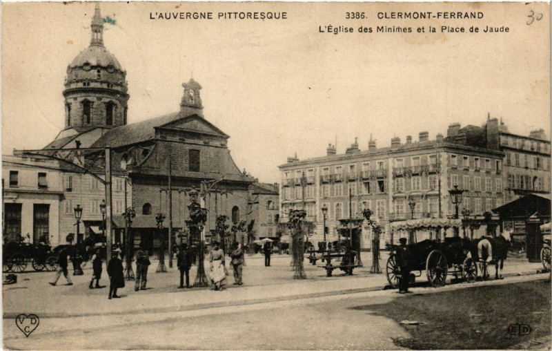 Carte postale ancienne Clermont-Ferrand L'Eglise des Minimes et la Place de Jaude à Clermont-Ferrand