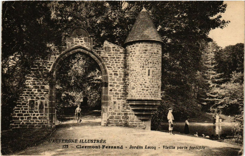Carte postale ancienne Clermont-Ferrand Jardin Lecoq Vieille porte fortifiée à Clermont-Ferrand