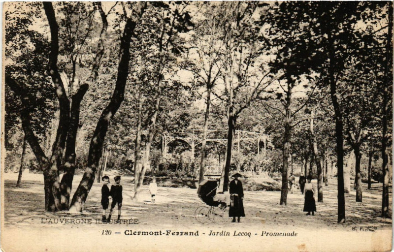 Carte postale ancienne Clermont-Ferrand Jardin Lecoq Promenade à Clermont-Ferrand