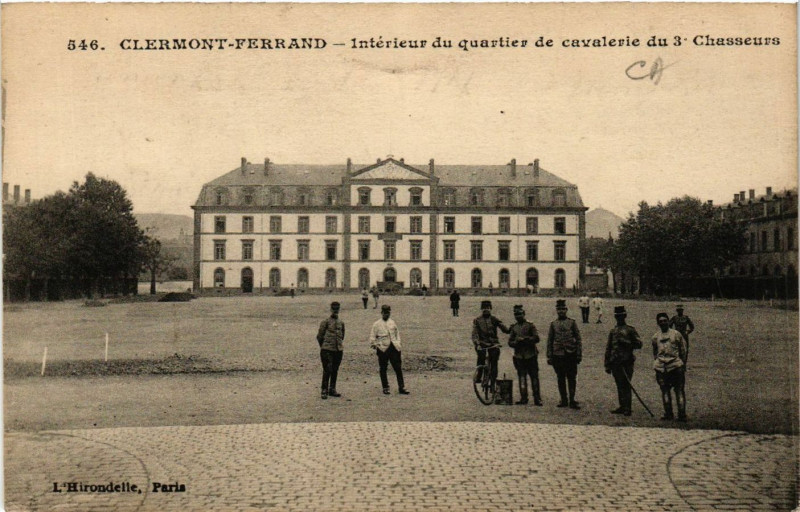 Carte postale ancienne Clermont-Ferrand Interieur du quartier de cavalerie du 3e Chasseurs à Clermont-Ferrand
