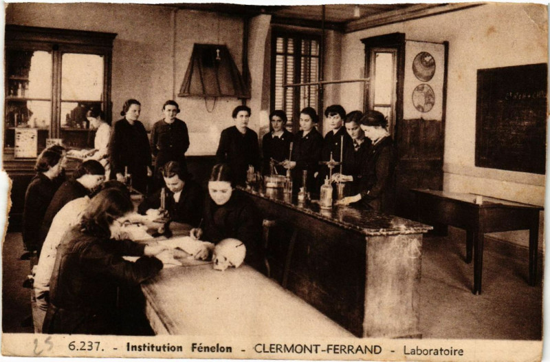 Carte postale ancienne Clermont-Ferrand Inst. Fenelon Laboratoire à Clermont-Ferrand