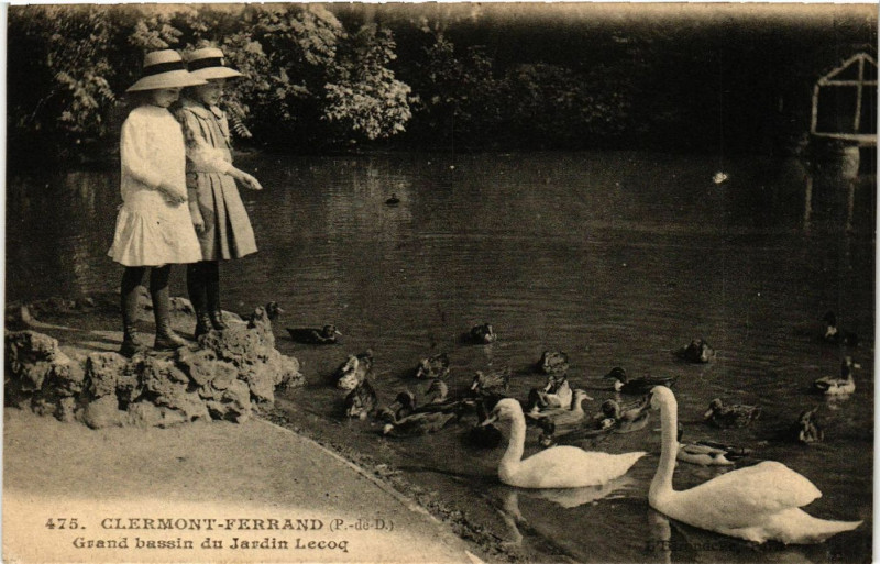 Carte postale ancienne Clermont-Ferrand Grand bassin du Jardin Lecoq à Clermont-Ferrand