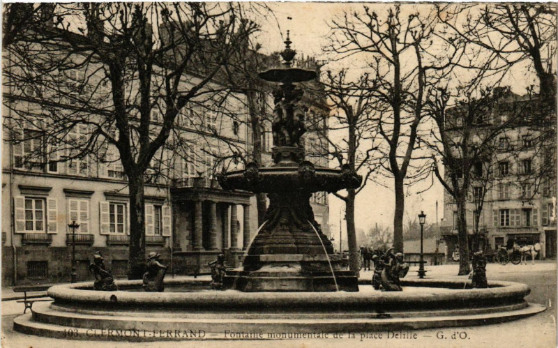 Carte postale ancienne Clermont-Ferrand Fontaine monumentale de la Place Delille à Clermont-Ferrand