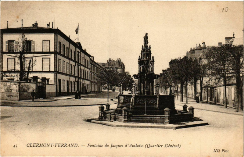 Carte postale ancienne Clermont-Ferrand Fontaine de Jacques d'Amboise Quartier général à Clermont-Ferrand