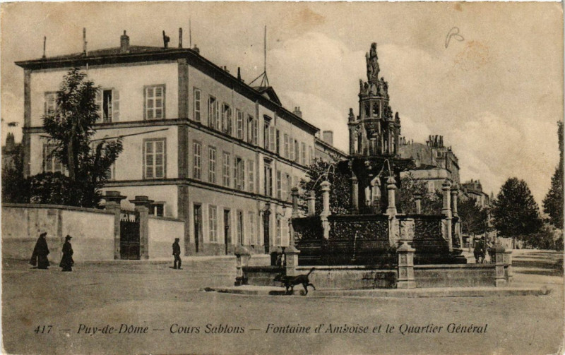 Carte postale ancienne Clermont-Ferrand Fontaine d'Amboise et le Quariter général à Clermont-Ferrand