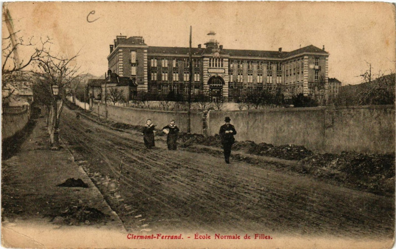 Carte postale ancienne Clermont-Ferrand Ecole Normale de Filles à Clermont-Ferrand