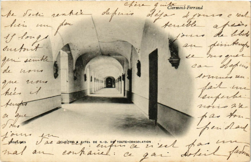 Carte postale ancienne Clermont-Ferrand Cloitre et Autel de N.-D. de Toute-Consolation à Clermont-Ferrand