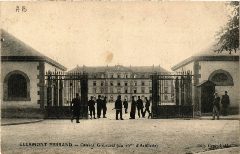 Carte postale ancienne Clermont-Ferrand Caserne Gribauval du 16me d'Artillerie à Clermont-Ferrand