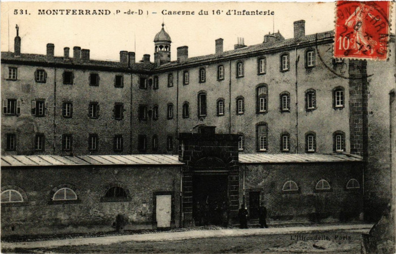 Carte postale ancienne Clermont-Ferrand Caserne du 16e d/Infanterie à Clermont-Ferrand