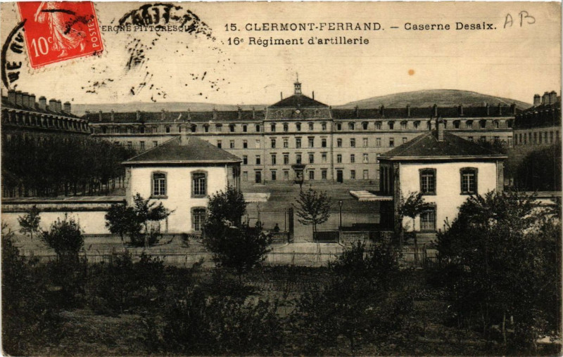 Carte postale ancienne Clermont-Ferrand Caserne Desaix 16e Regiment d'artillerie à Clermont-Ferrand
