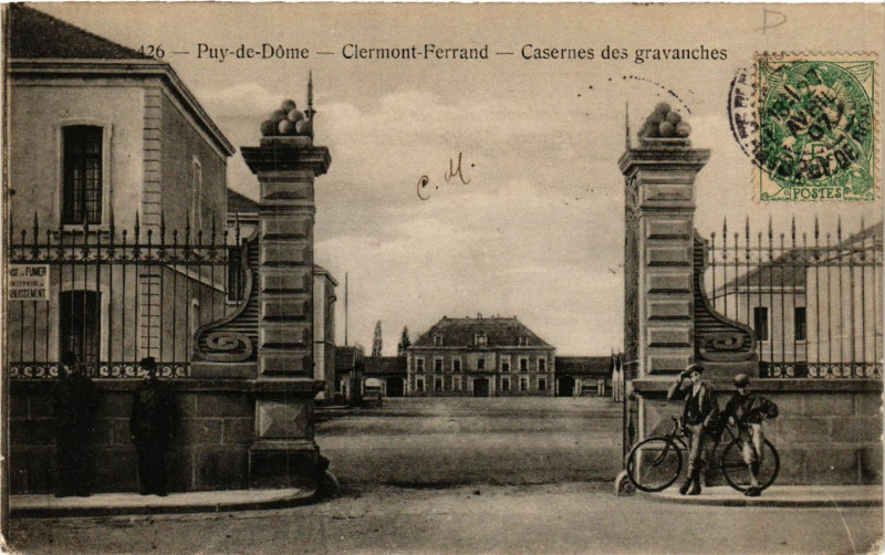 Carte postale ancienne Clermont-Ferrand Caserne des Granvanches à Clermont-Ferrand