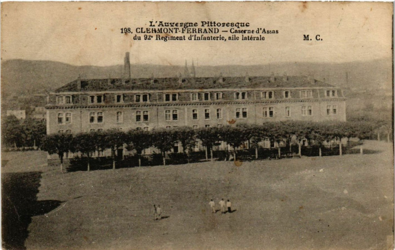 Carte postale ancienne Clermont-Ferrand Caserne d'Assas du 92e Regiment d'Infanterie à Clermont-Ferrand
