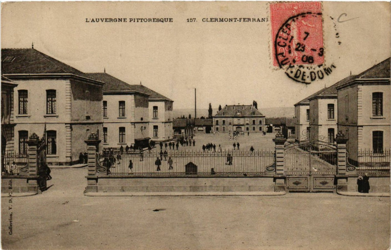 Carte postale ancienne Clermont-Ferrand Caserne à Clermont-Ferrand