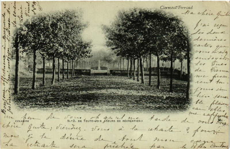 Carte postale ancienne Clermont-Ferrand Calvaire N.-D de Toute-Joie cours de recreation à Clermont-Ferrand