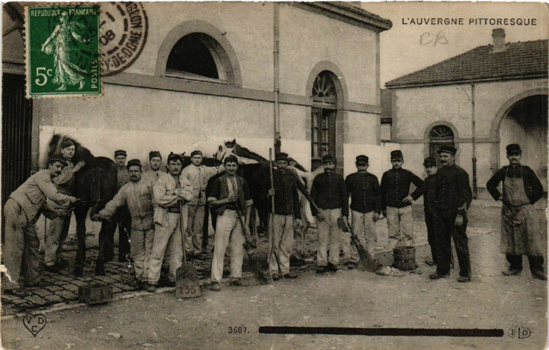 Carte postale ancienne Clermont-Ferrand 16me d'Artillerie La Corvée à Clermont-Ferrand