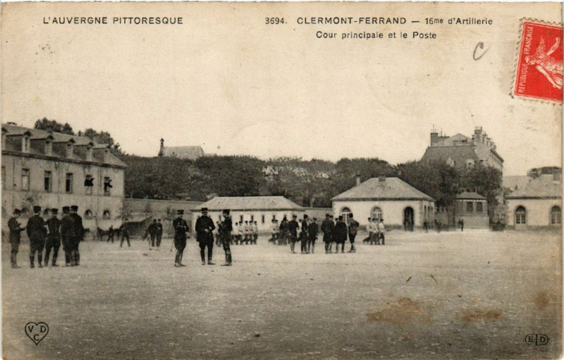 Carte postale ancienne Clermont-Ferrand 16me d'Artillerie Cour principale et le Poste à Clermont-Ferrand