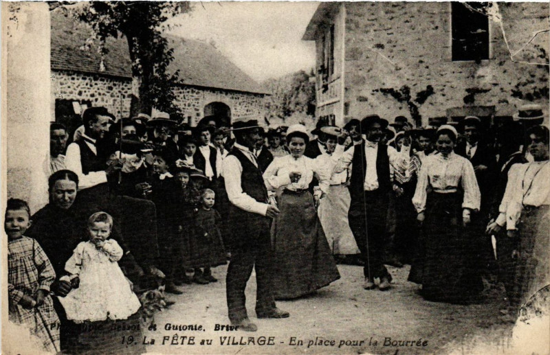 Carte postale ancienne Types La Fete au Village En place pour la Bourrée