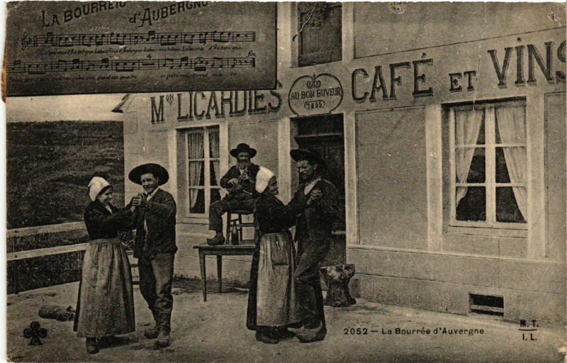 Carte postale ancienne Types La Bourrée d'Auvergne
