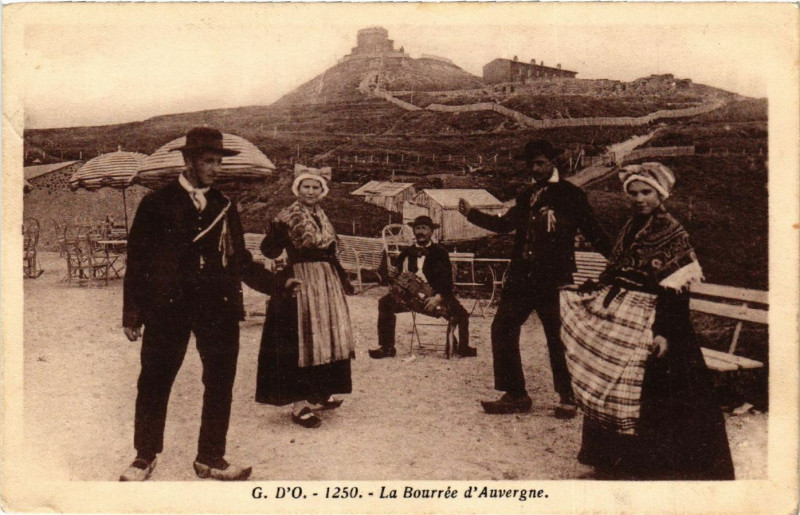 Carte postale ancienne Types La Bourre d'Auvergne