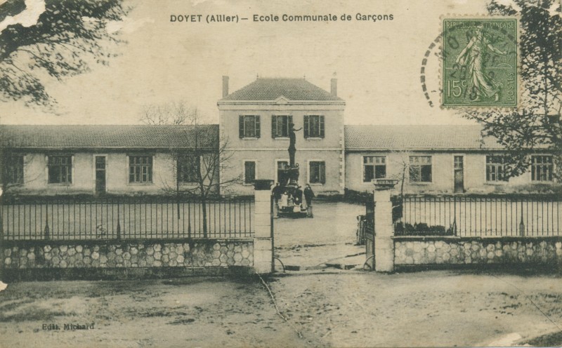 Carte postale ancienne Ecole communale de garçons à Doyet