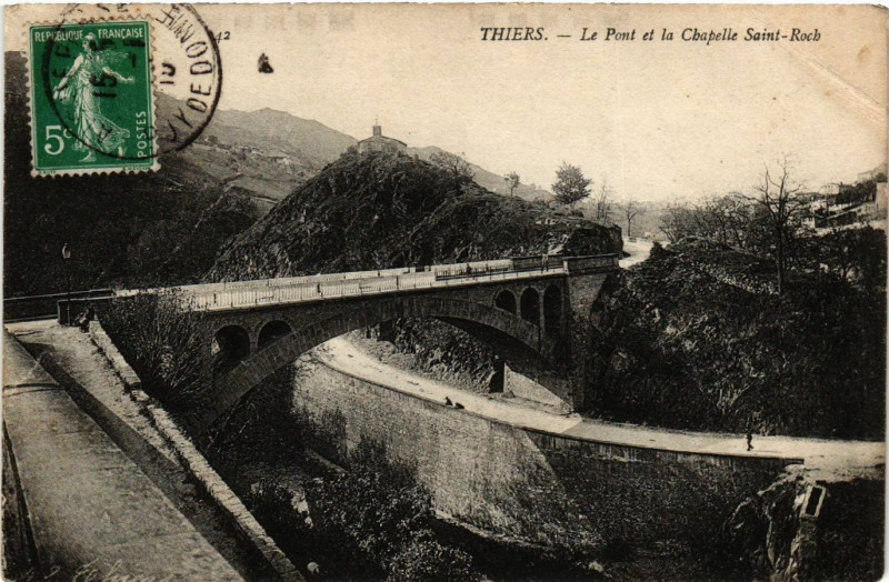 Carte postale ancienne Thiers Le Pont et la Capelle St-Roch à Thiers