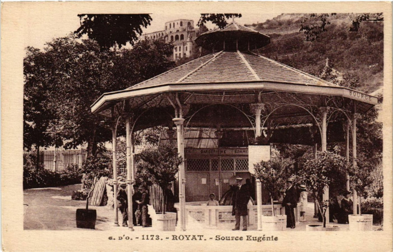Carte postale ancienne Royat Source Eugenie à Royat