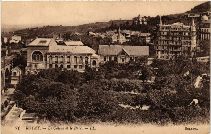 Carte postale ancienne Royat Le Casino et le Parc à Royat