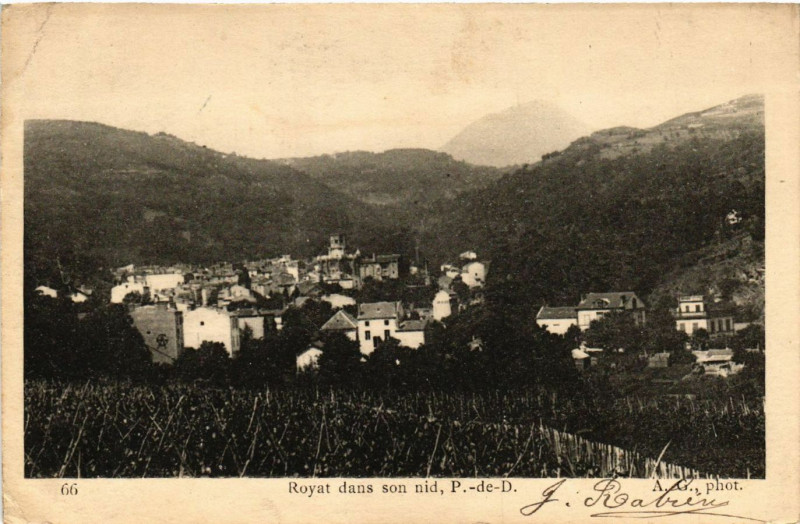Carte postale ancienne Royat dans son nid à Royat