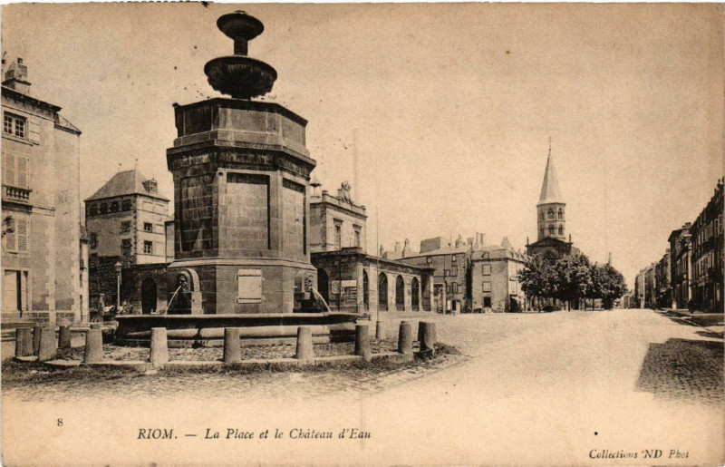 Carte postale ancienne Riom La Place et le Chateau d'eau à Riom
