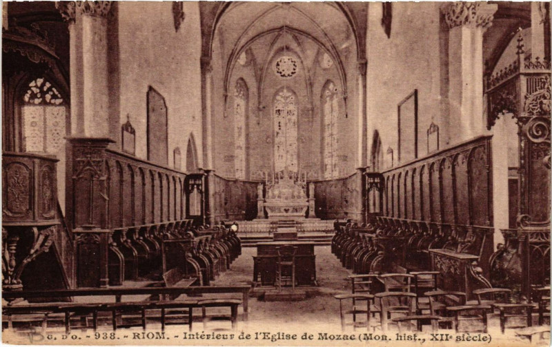 Carte postale ancienne Riom Interieur de l'Eglise de Mozac à Riom