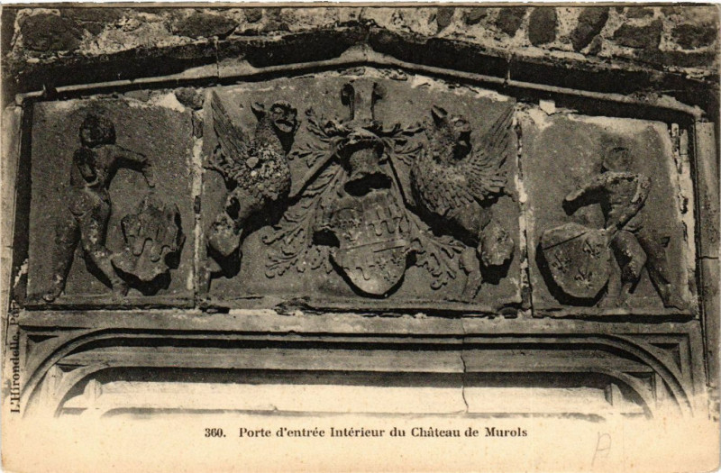 Carte postale ancienne Porte d'entrée Interieur du Chateau de Murols à Murol