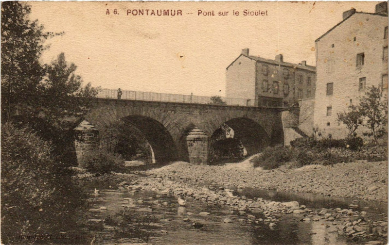 Carte postale ancienne Pontaumur Pont sur le SIOULEt à Pontaumur