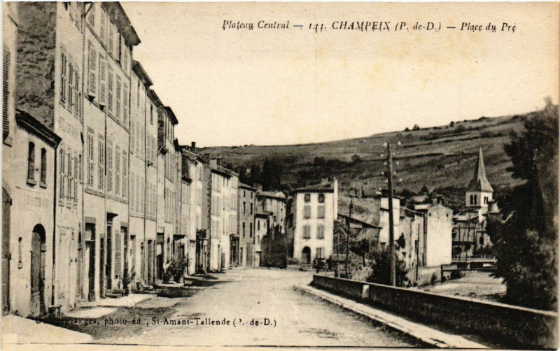 Carte postale ancienne Plateau central Champeix Place du Pre à Champeix