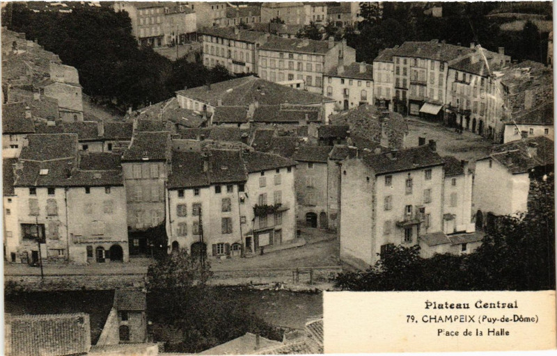 Carte postale ancienne Plateau central Champeix Place de la Halle à Champeix
