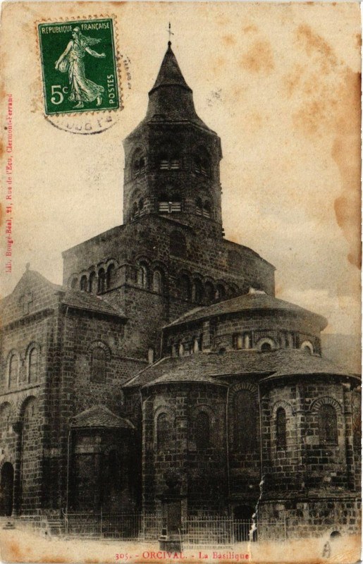 Carte postale ancienne Orcival La Basilique à Orcival