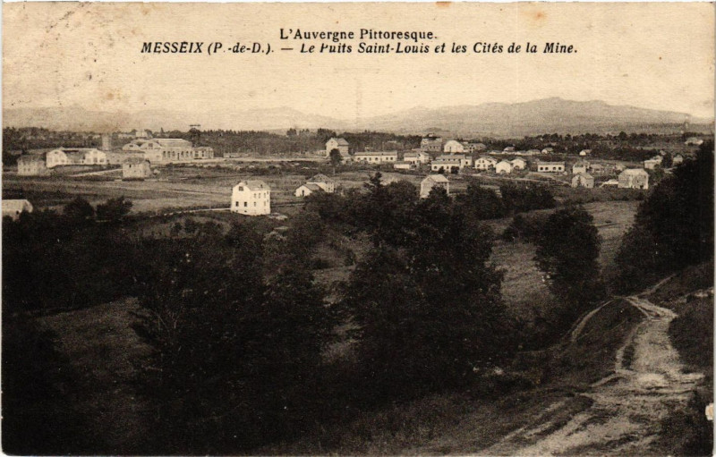 Carte postale ancienne Messeix Le Puits St-Louis et les Cites de la mIne à Messeix
