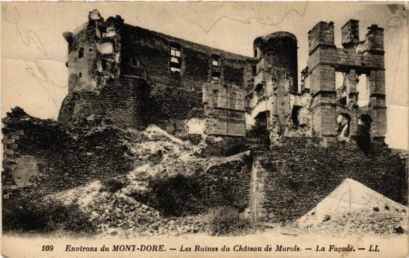 Carte postale ancienne Les Ruines du Chateau de Murols - la facade à Murol
